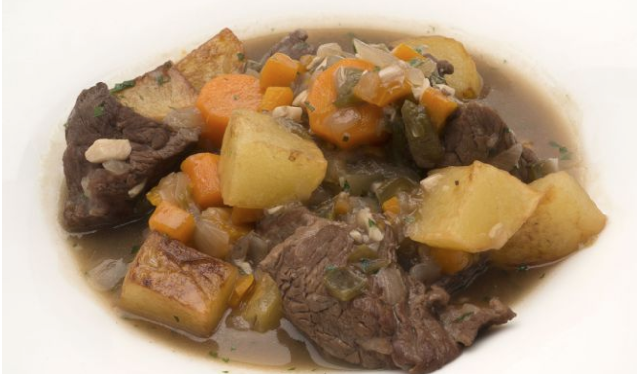 Ensalada de pimientos asados atún y huevo con carne guisada con patatas estilo tradicional